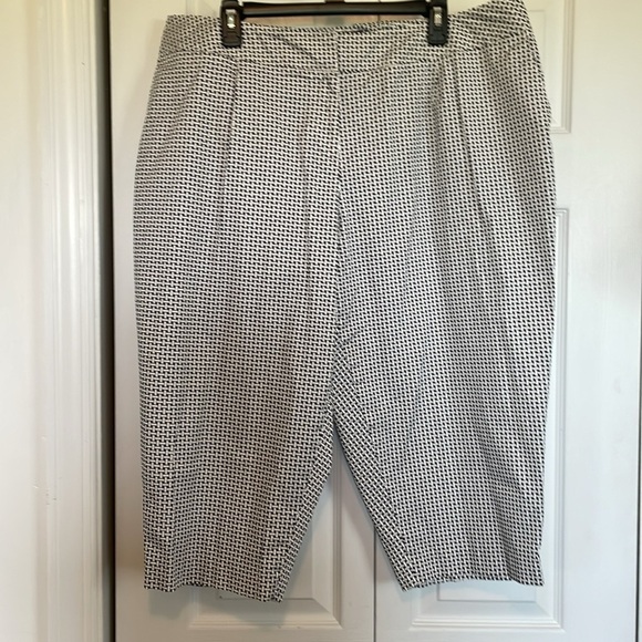 Women’s 22WP Talbots Black/White Basketweave Patterned Capris front pockets - Picture 5 of 10